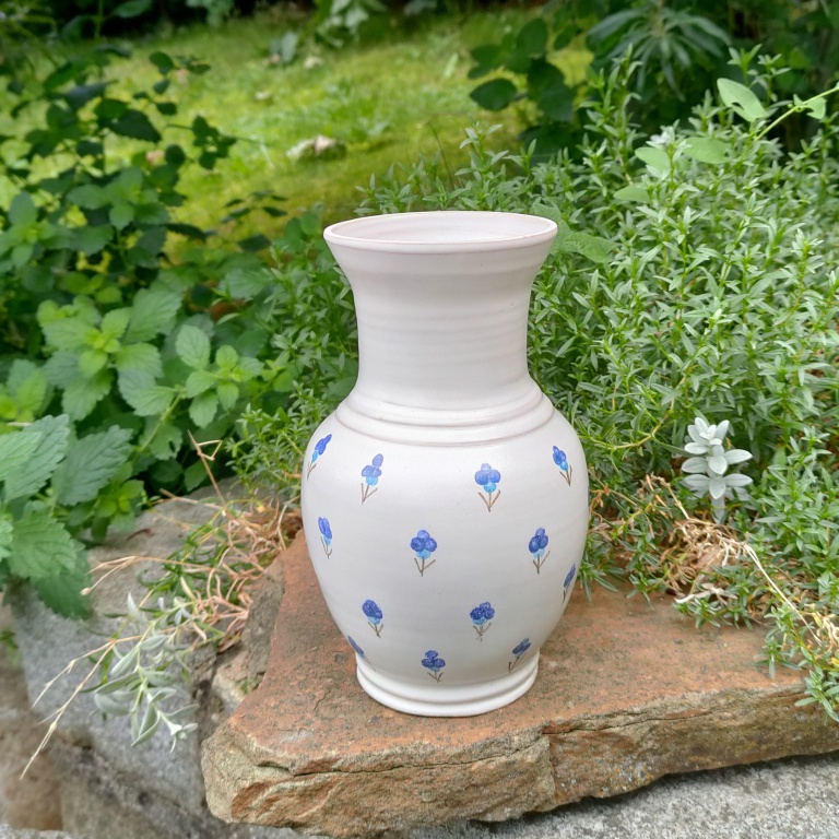 Fotka Váza smetanová modré macešky